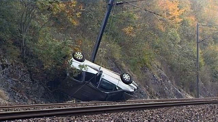[Voiture sur la voie]